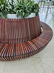 Lavička z frezovaných dielcov a kovu